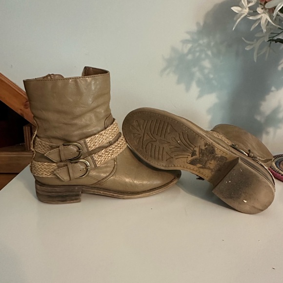 Tan boots - Picture 1 of 3